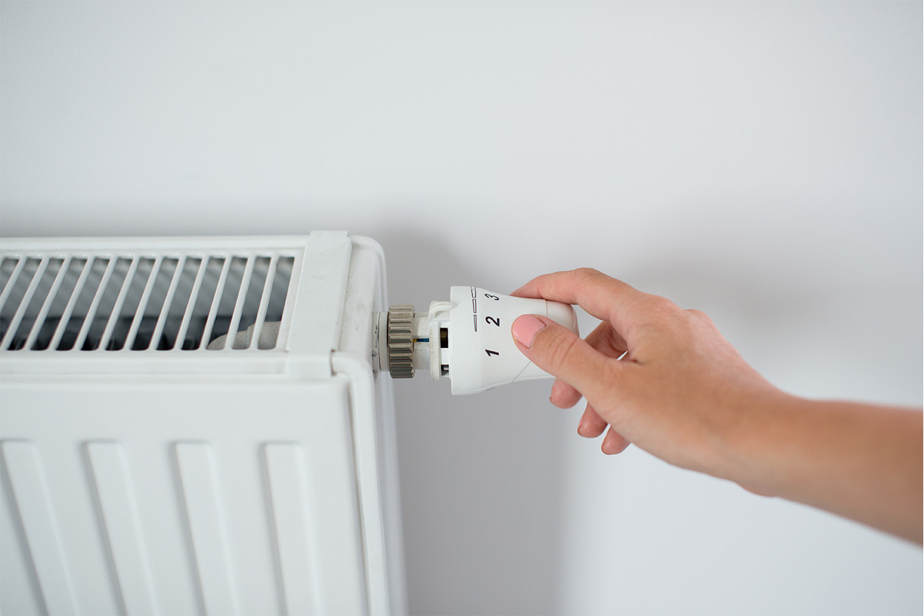 Hand opent thermostatische klep van een verwarmingstoestel